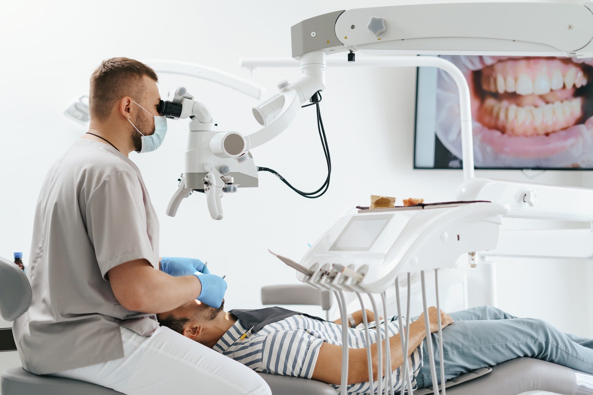 Antalya’daki diş kliniğinde ilk muayene sırasında hastanın mikroskop yardımıyla ağız içi kontrolü
