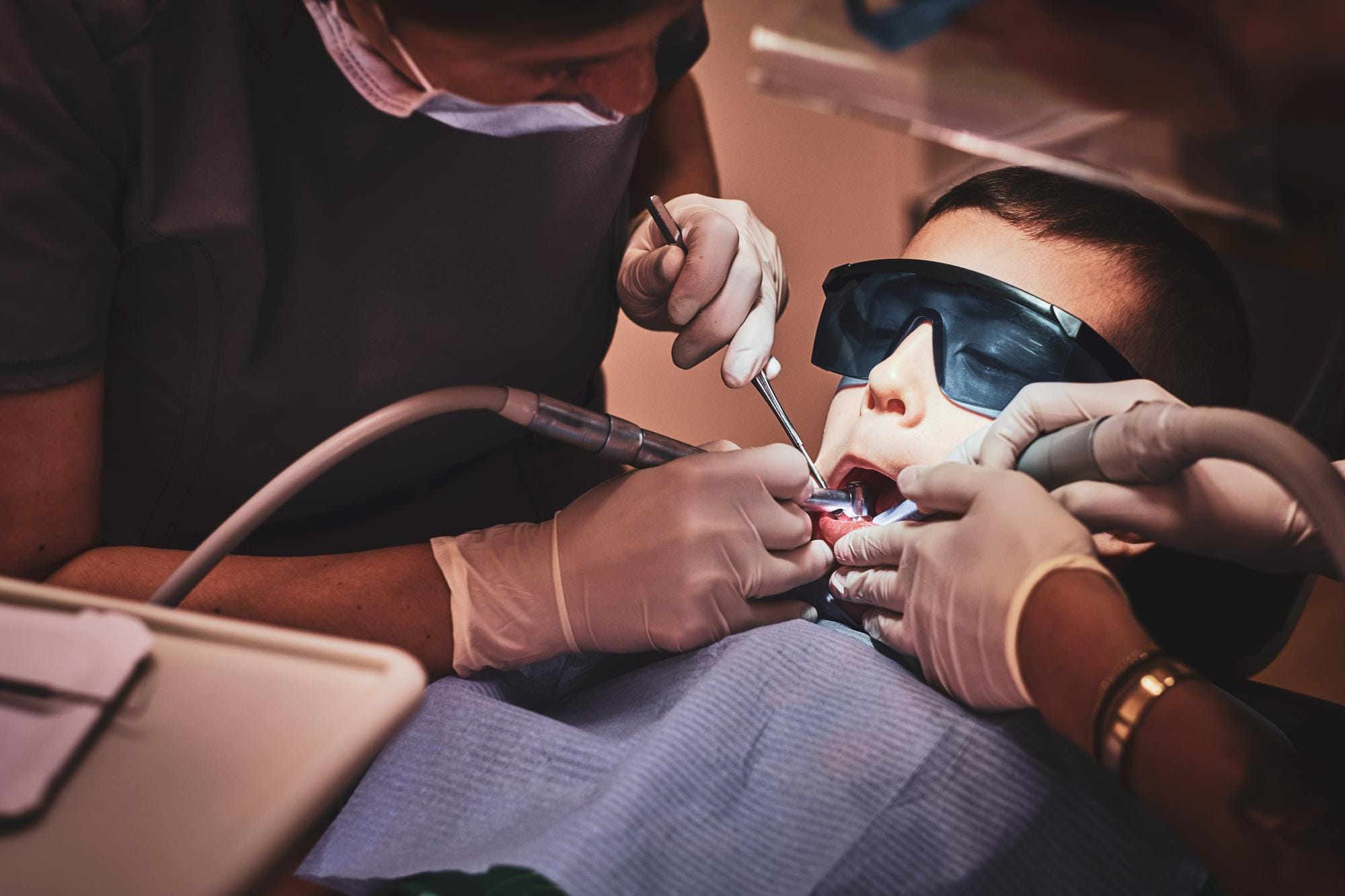 MRV Dental'de çocuklarda diş dolgusu tedavisi uygulaması