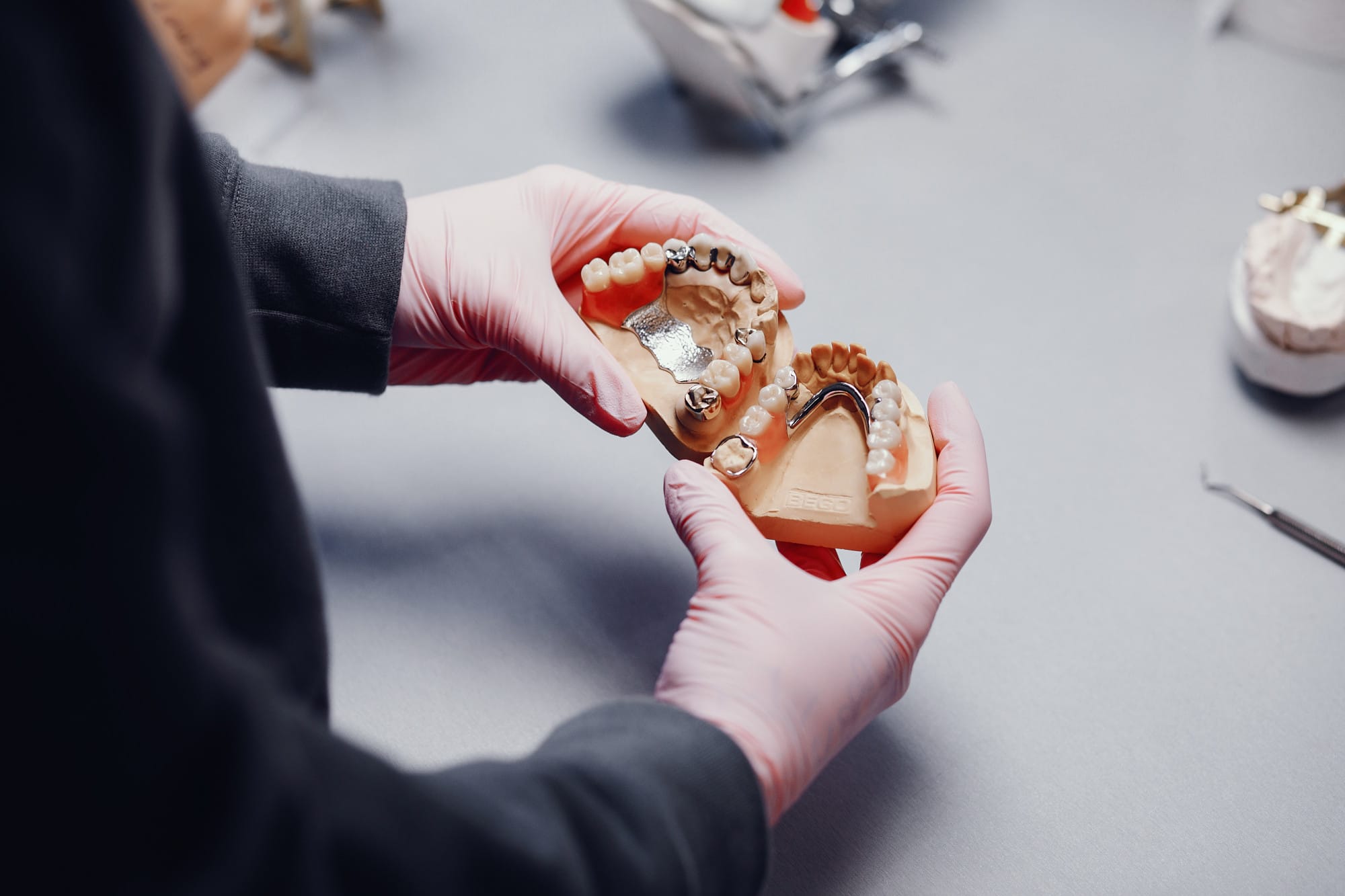 Hassas tutuculu diş protezi modeli üzerinde çalışan diş hekimi