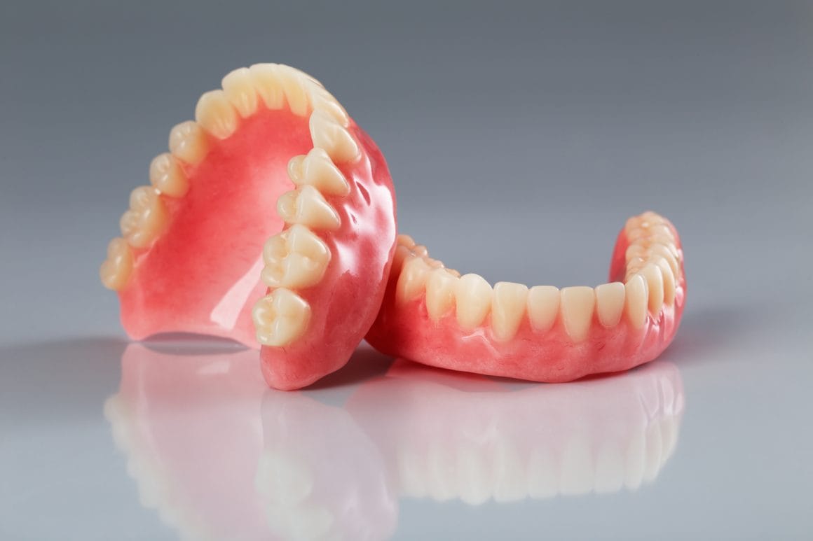 Alt ve üst çene için hazırlanan implant üstü tam protezler