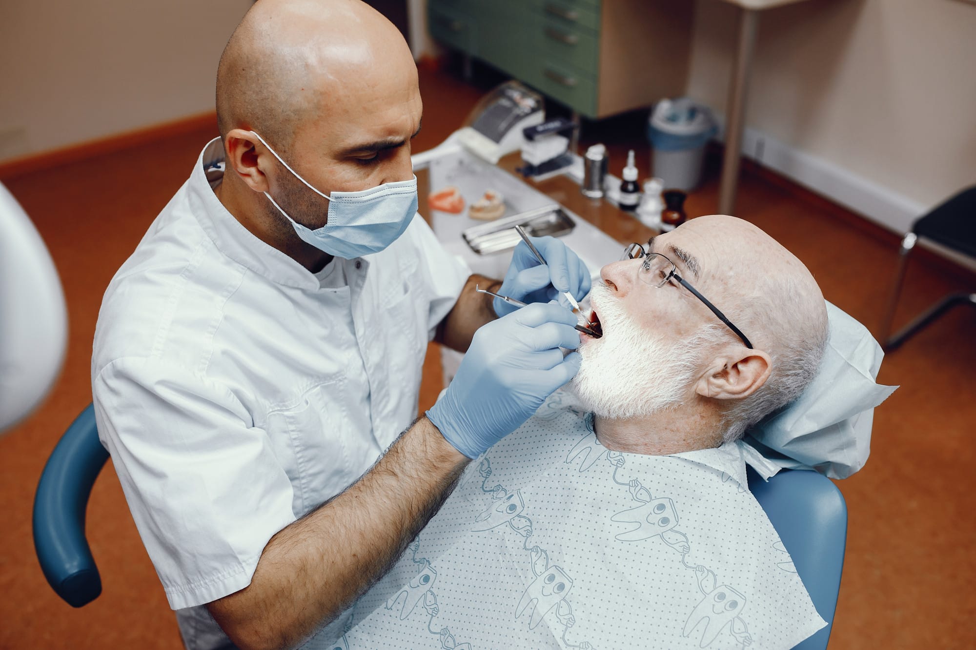 MRV Dental’de kanal tedavisi uygulanan hasta – diş hekimi tedavi sırasında