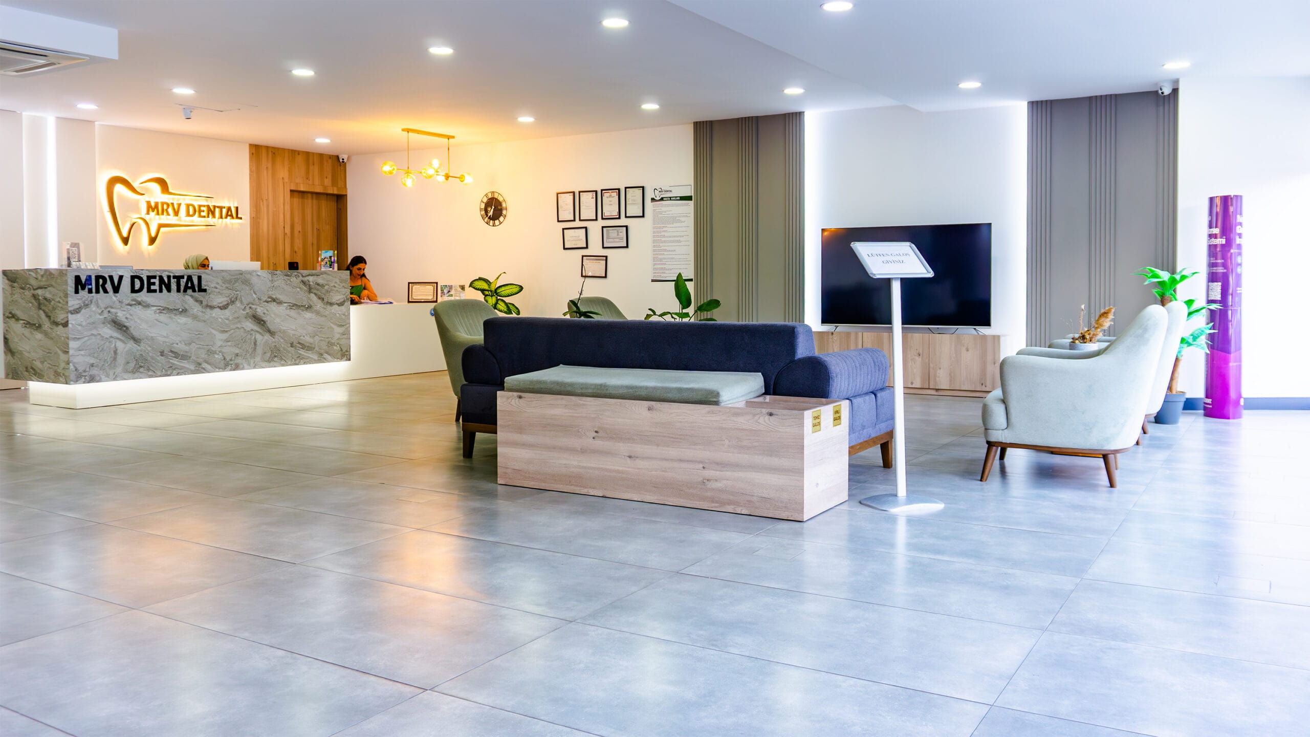 MRV Dental’in Kepez Antalya’daki kliniğinde modern tasarımlı bekleme alanı ve banko bölümü