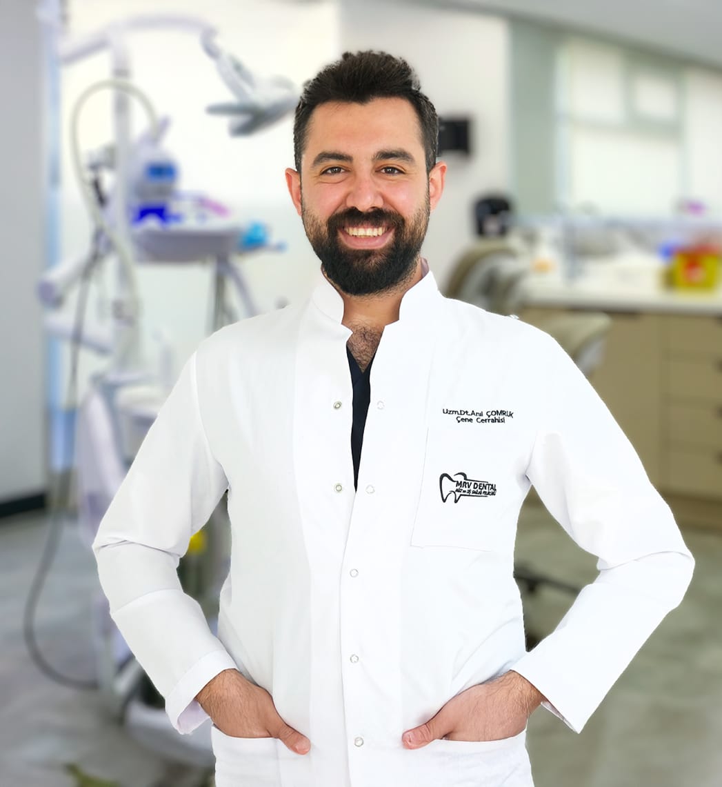 Uzm. Dt. Anıl Çomruk, MRV Dental Antalya kliniğinde uzman diş hekimi olarak objektife poz veriyor