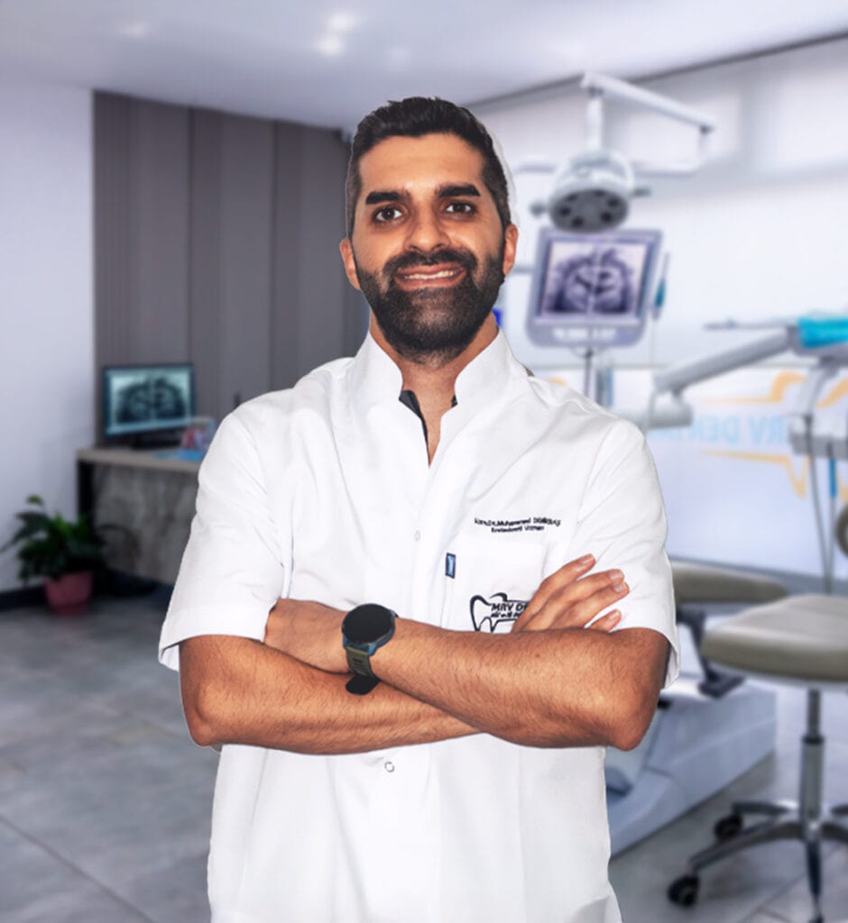 Uzm. Dt. Muhammed Demirbaş, MRV Dental Antalya’da uzman diş hekimi olarak poz veriyor