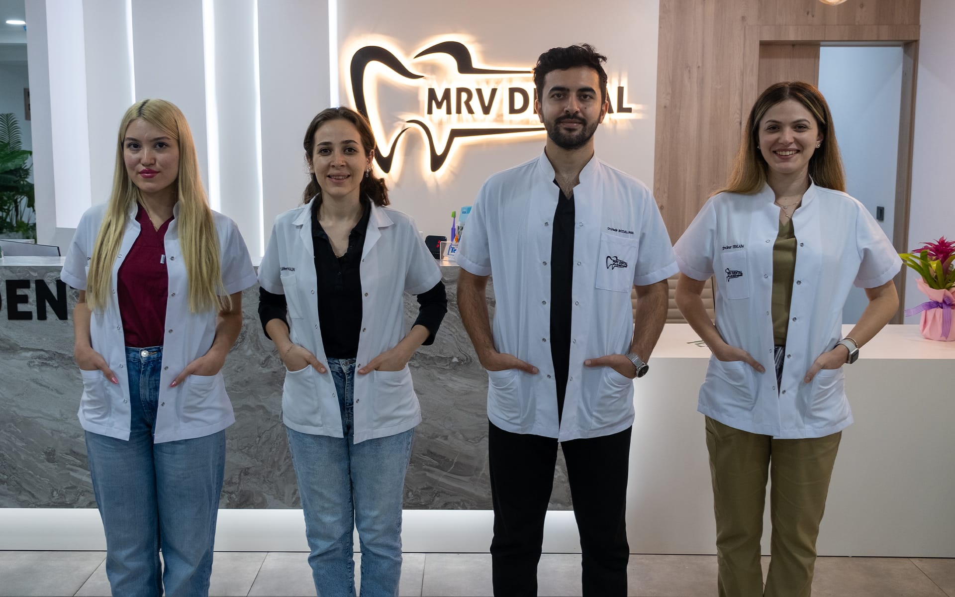 MRV Dental Antalya diş hekimleri ve ekibi