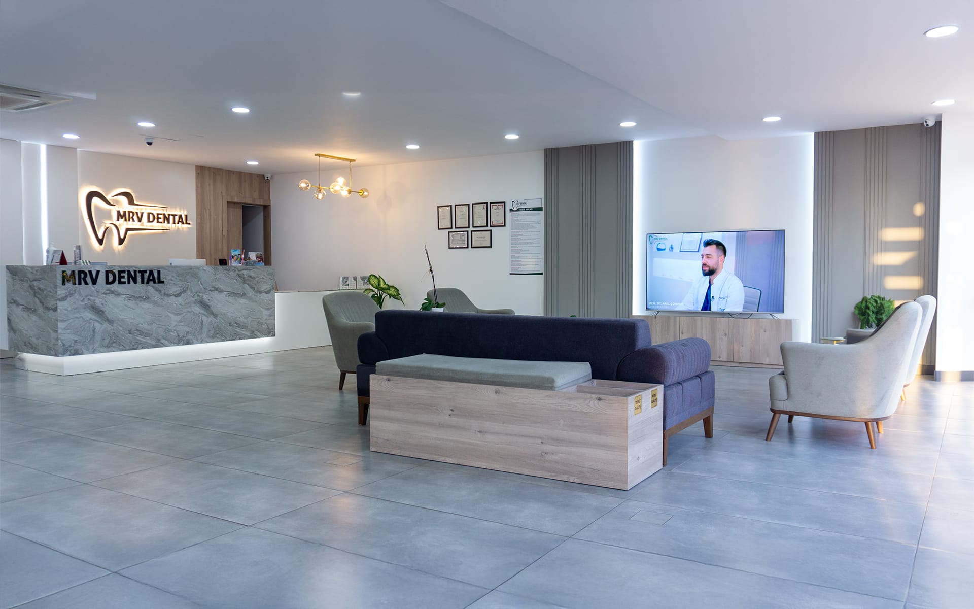 MRV Dental klinik resepsiyon alanı