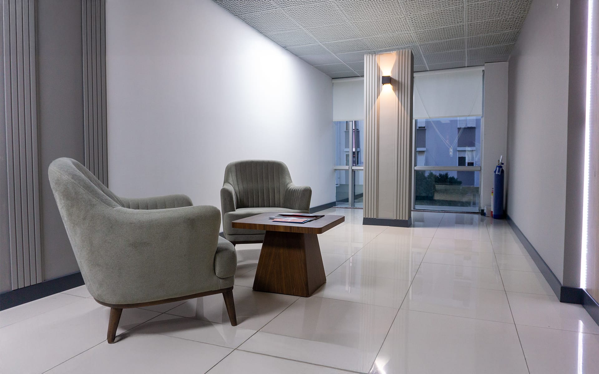 MRV Dental klinik iç lounge alanı