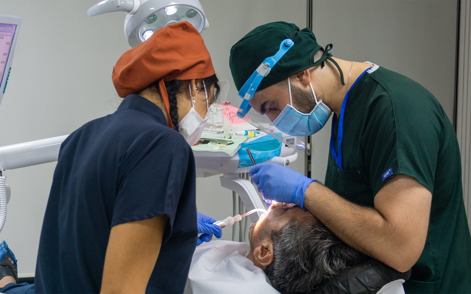 MRV Dental’de diş implantı uygulaması