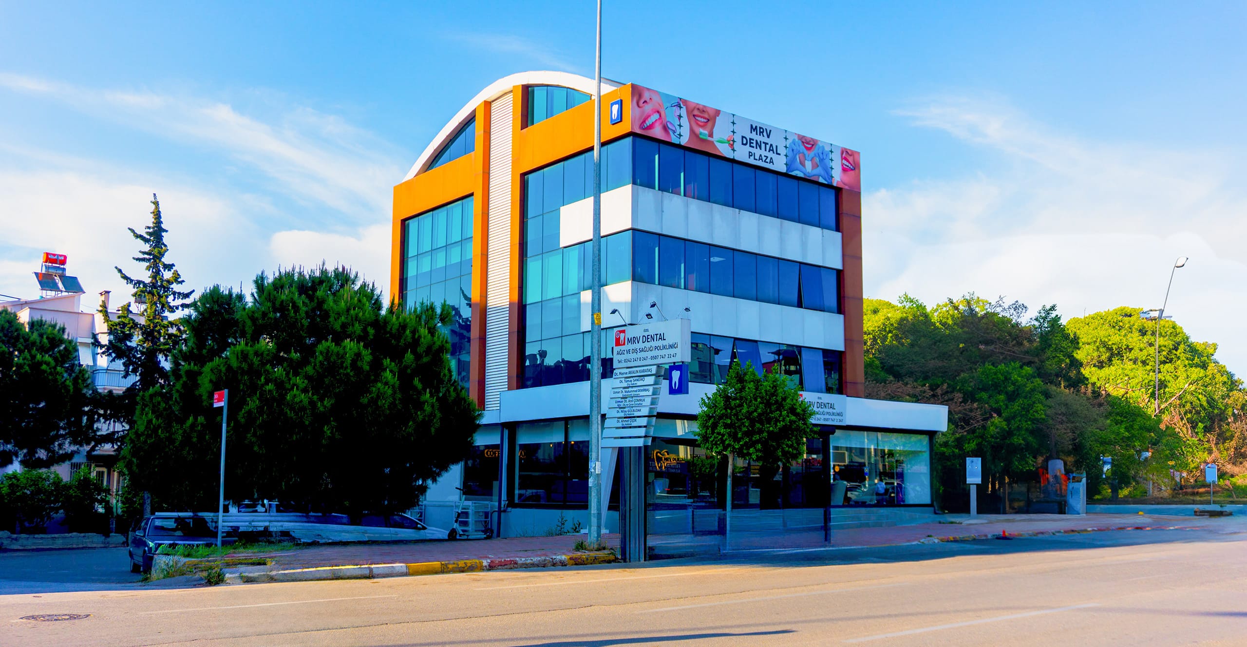 MRV Dental Kepez Diş Kliniği binasının dış cephe görünümü, modern diş tedavi merkezi.