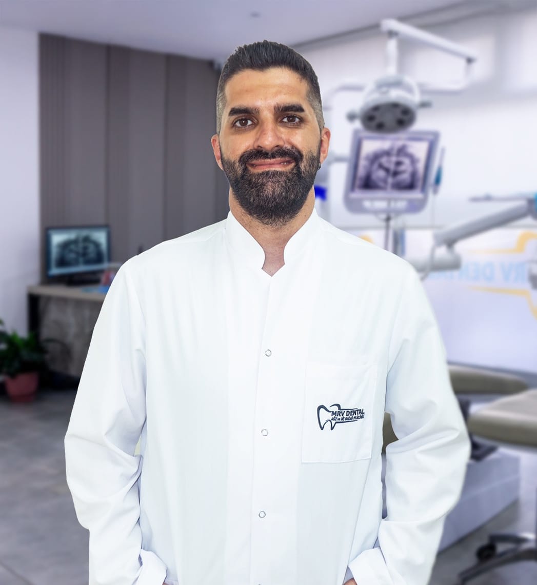 Uzm. Dt. Muhammed Demirbaş, MRV Dental Antalya’da uzman diş hekimi olarak poz veriyor